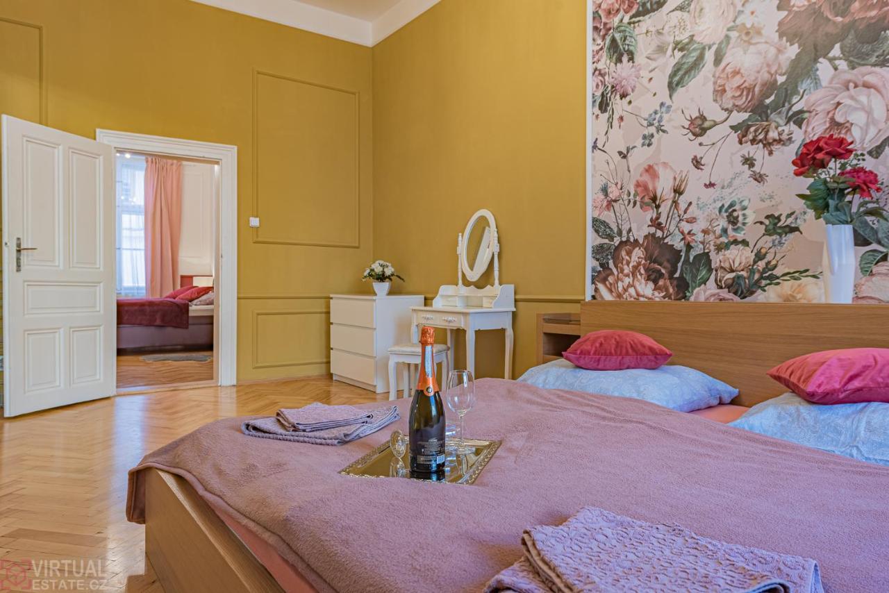 Colorful Wenceslas Square Apartment Prague Ngoại thất bức ảnh