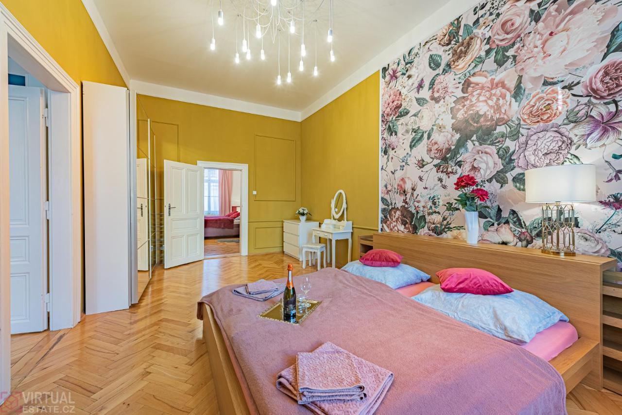 Colorful Wenceslas Square Apartment Prague Ngoại thất bức ảnh